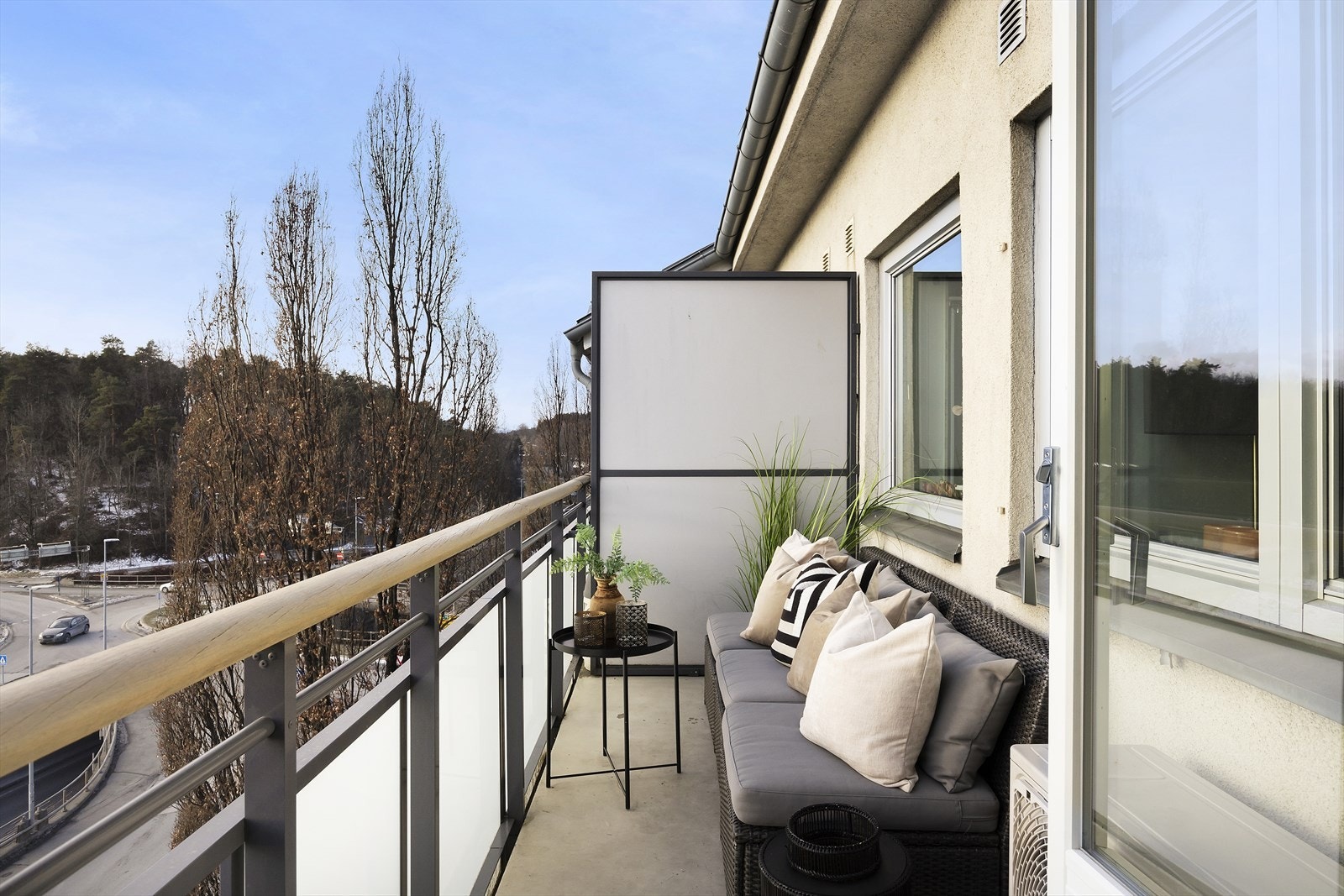 Sørvendt balkong med god plass til sittegruppe og annet ønskelig møblement. Galleribilde