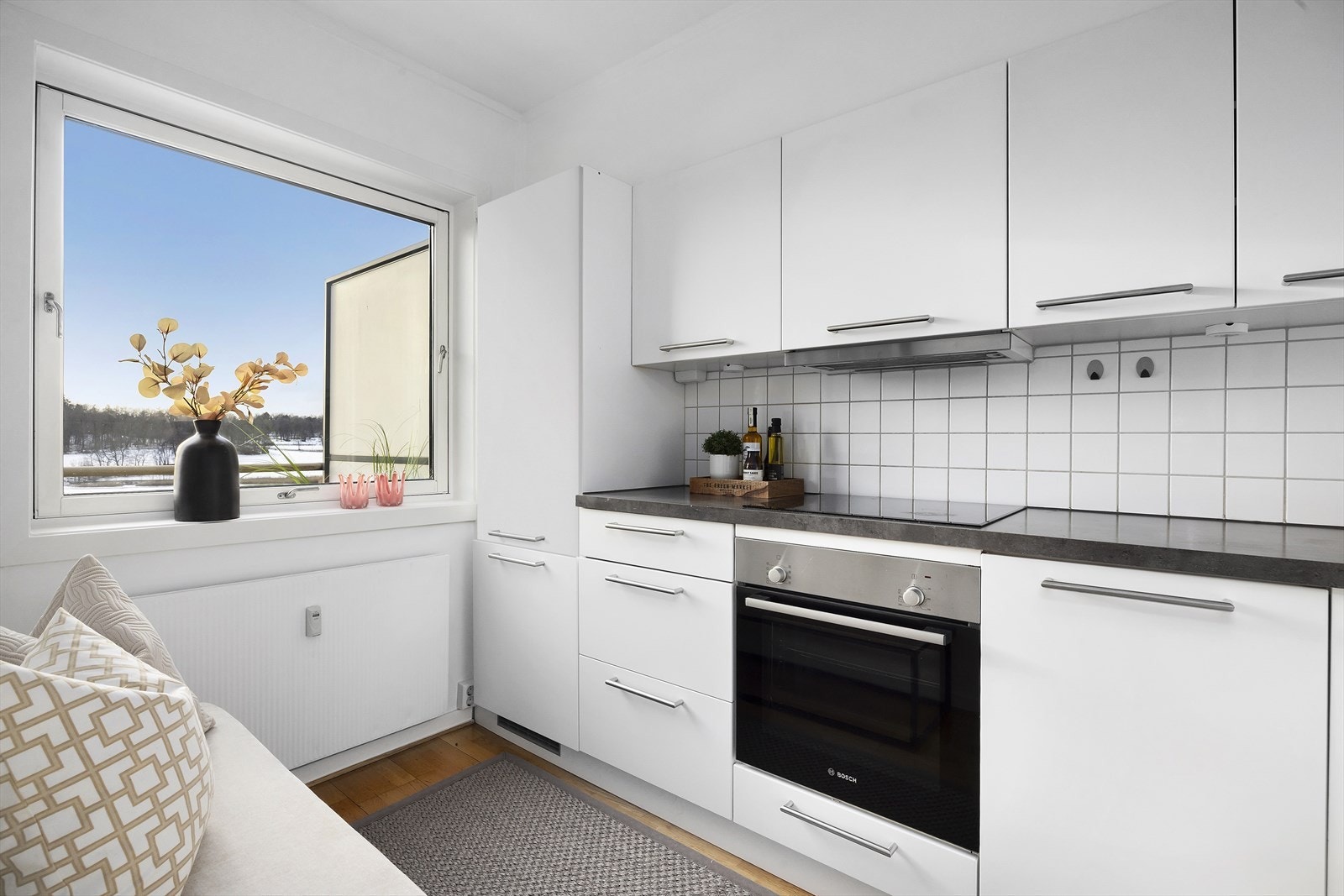 Romslig og moderne kjøkken med integrerte hvitevarer. Galleribilde