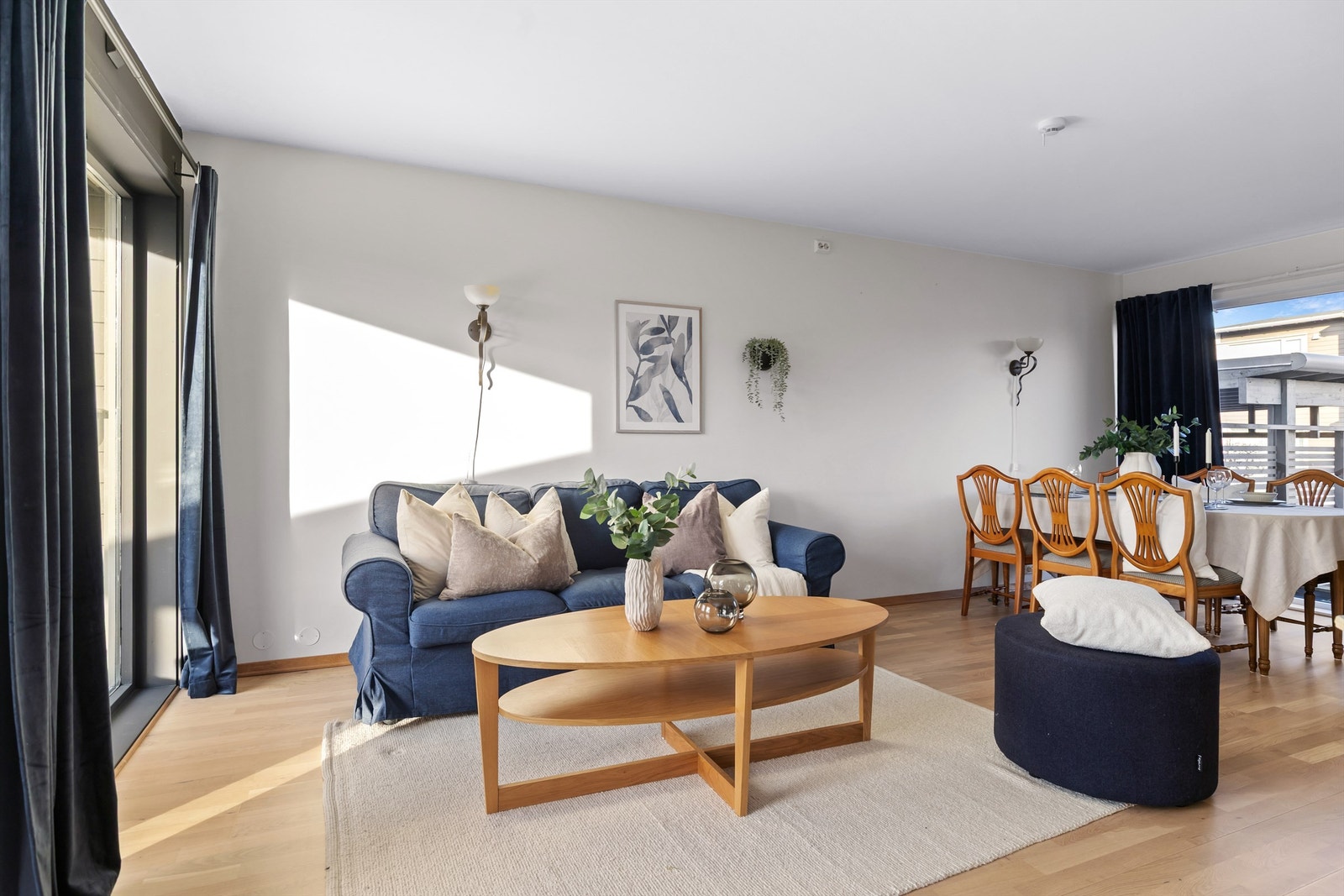 Store vindusflater gir gode lysforhold i hele oppholdsrommet. Galleribilde