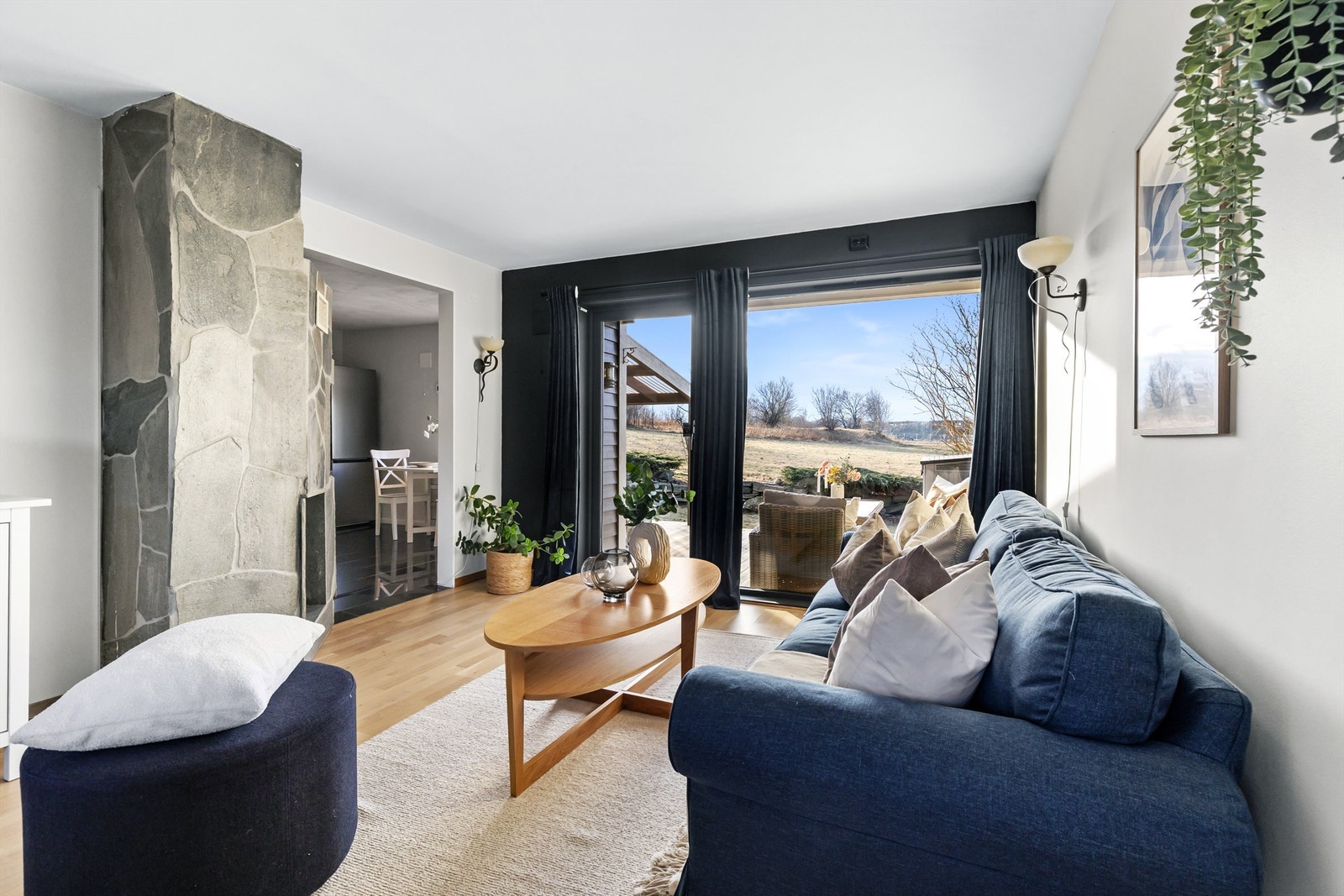 Stuen er et lyst og åpent rom med delvis åpen løsning mot kjøkkenet. Galleribilde