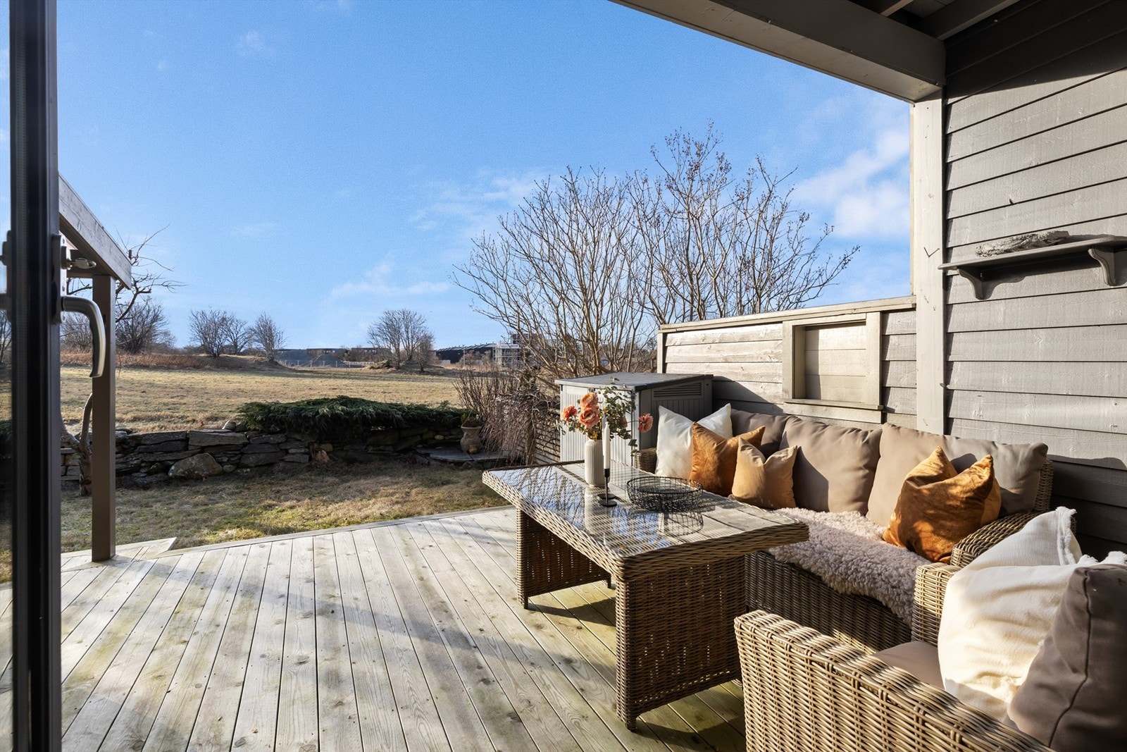 Utsikten fra stuen mot hagen og friarealet er fredelig og grønn. Galleribilde