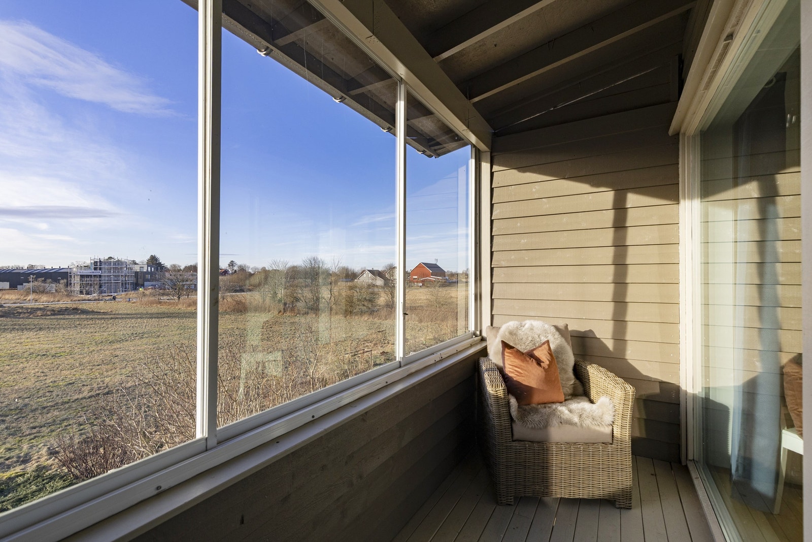 Den innglassede balkongen har skyvbare glassfelter og utsikt over friarealet. Galleribilde