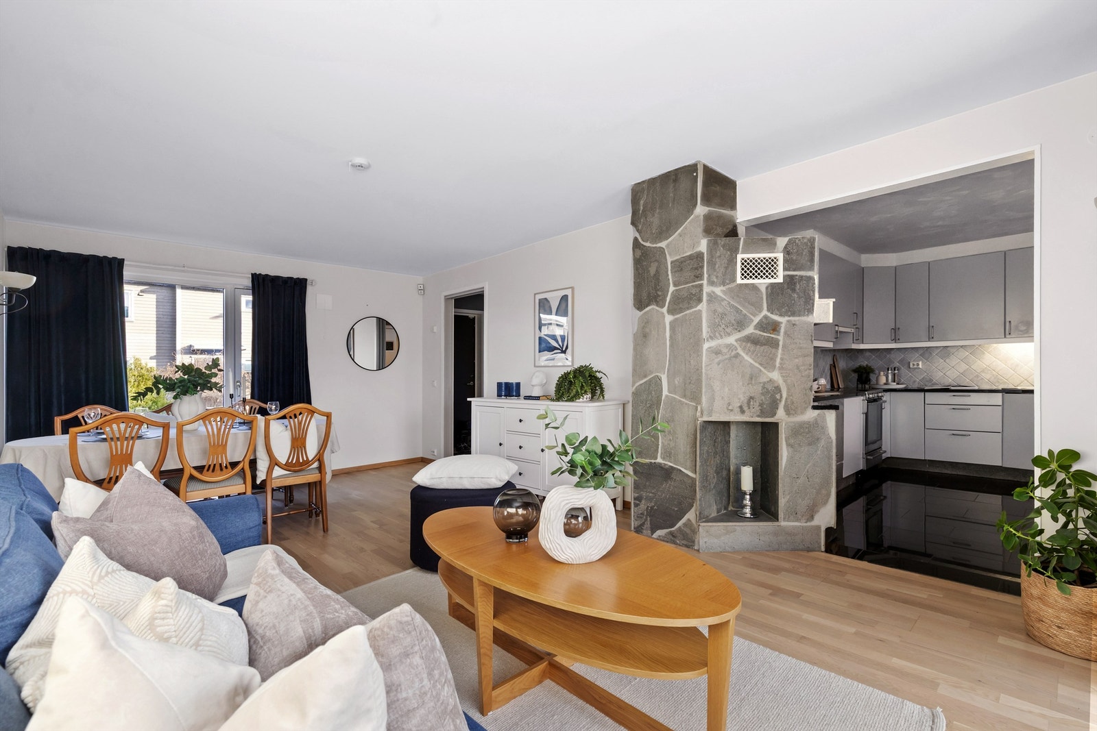 Gjennomtenkt romløsning som binder sammen de sosiale sonene i etasjen. Galleribilde