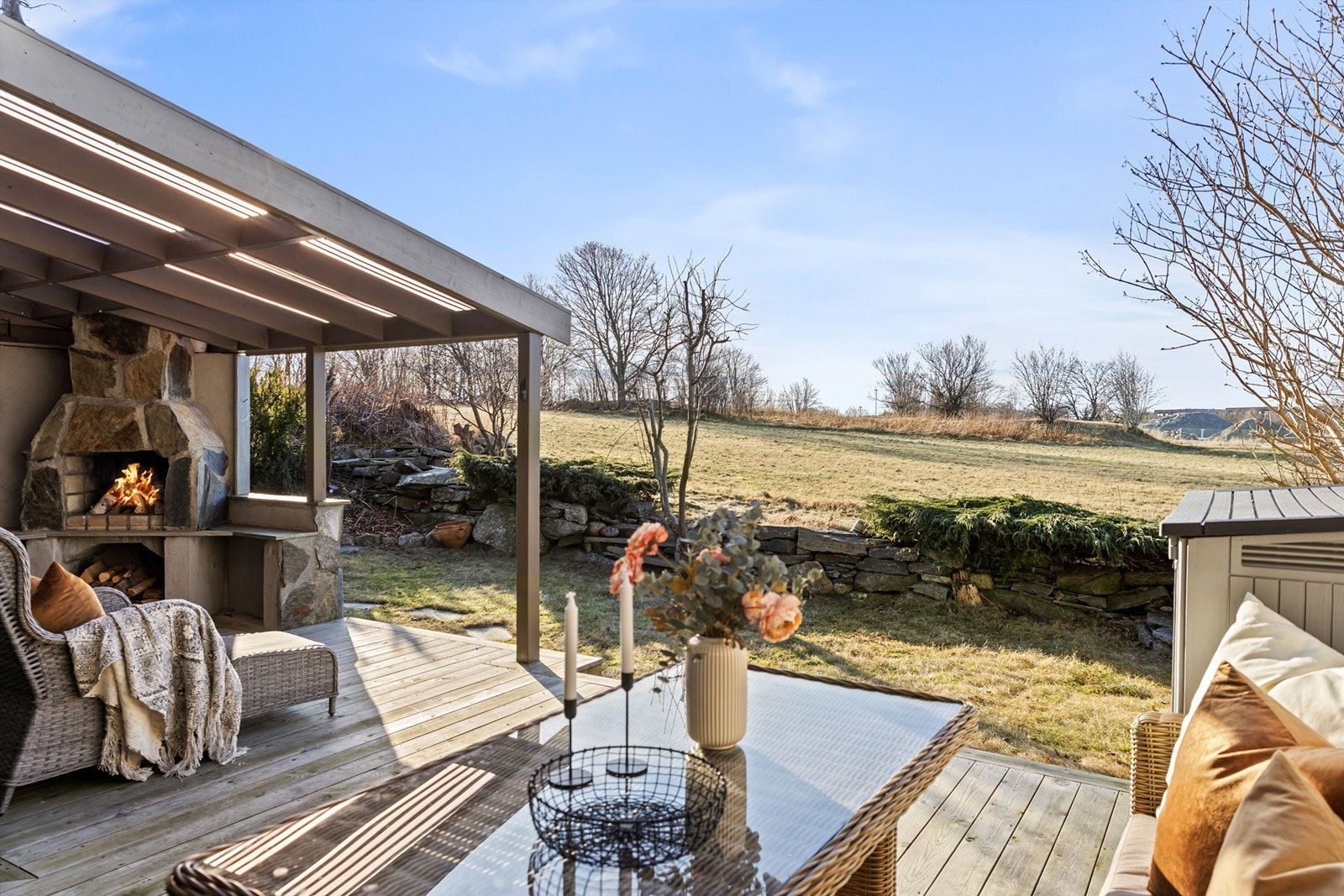 Skjermet uteområde med gode solforhold og herlig utsikt. Galleribilde