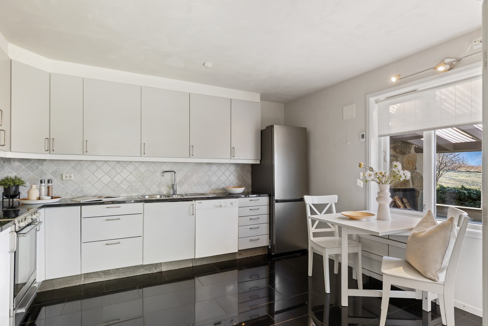 Innredningen gir rikelig med skap- og benkeplass. Galleribilde