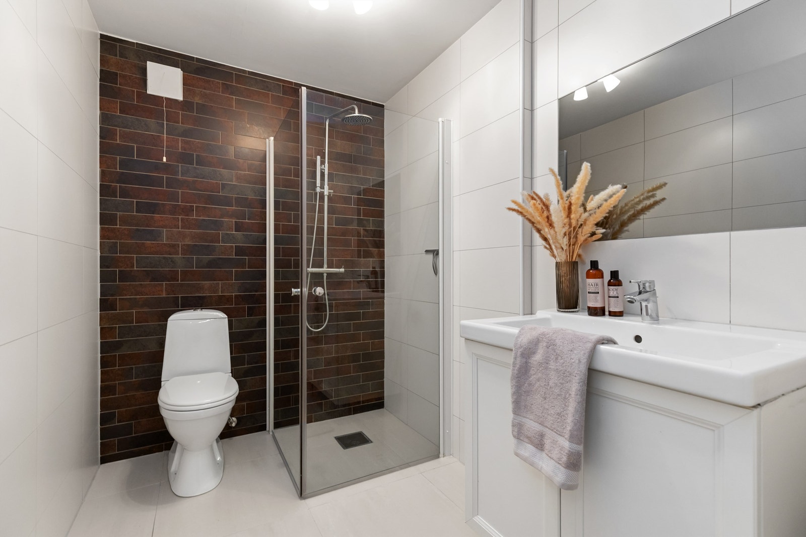 Badet i underetasjen har dusjhjørne med regnfallsdusj og gulvvarme. Galleribilde