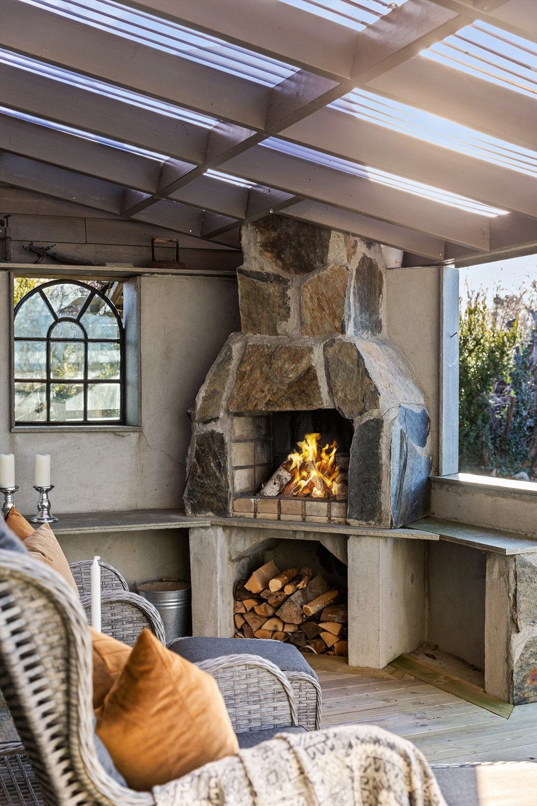 Nyt kveldene foran det utvendige ildstedet på den overbygde terrassen. Galleribilde