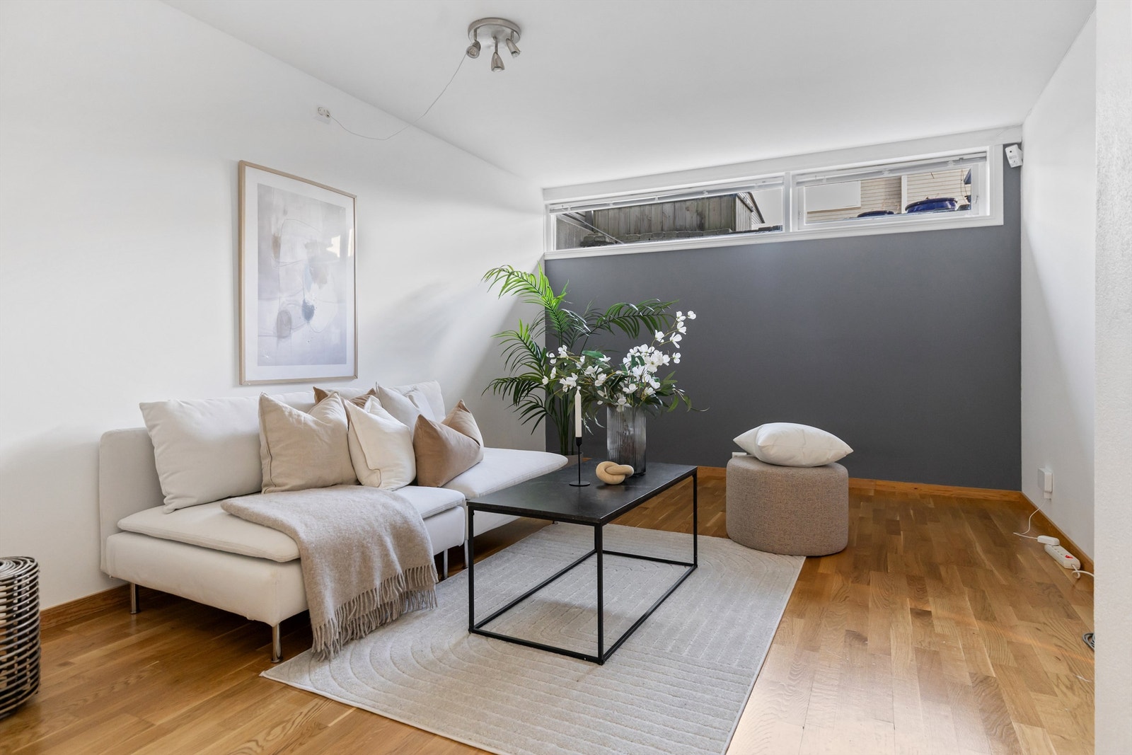 Kjellerstuen er et ekstra oppholdsrom, ideelt som TV-stue eller lekerom for barna (ikke godkjent rom for varig opphold). Galleribilde