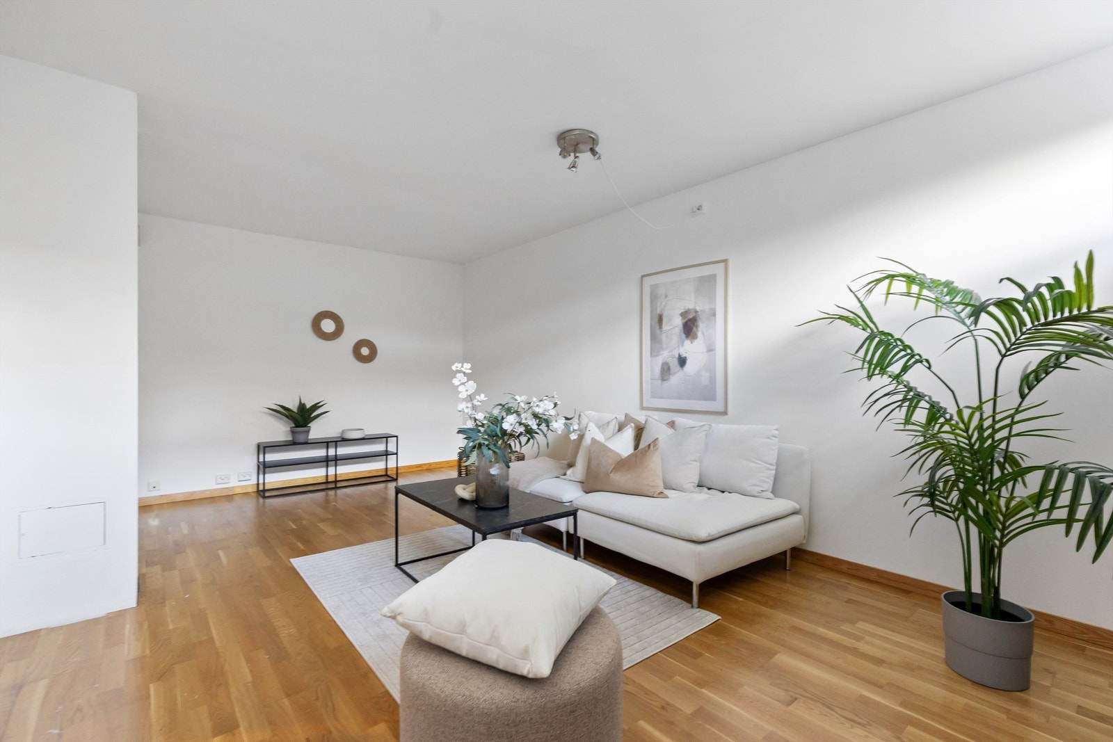 Også her er det vannbåren varme i gulvet, som gir en jevn og behagelig temperatur (ikke godkjent rom for varig opphold). Galleribilde