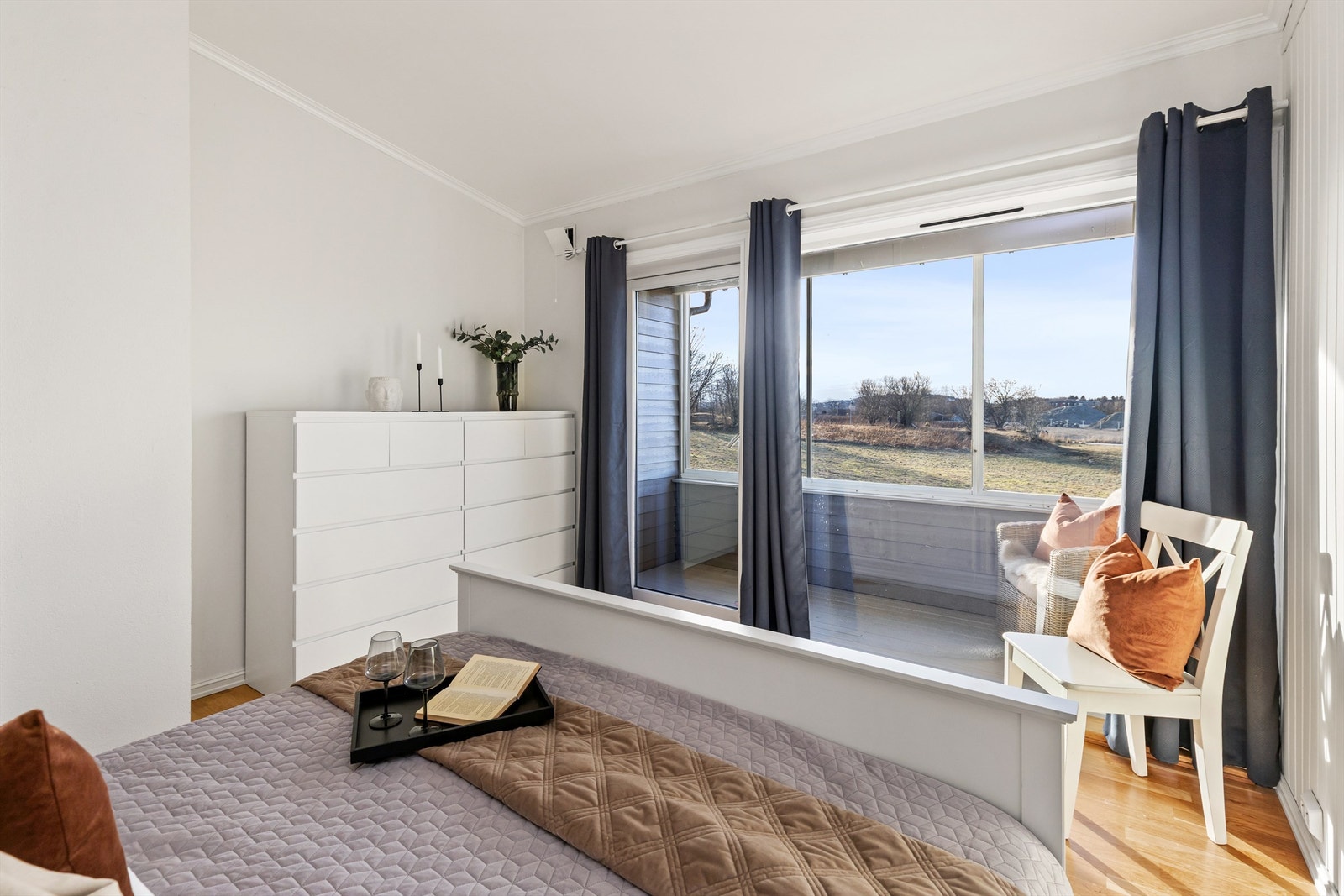 Her er det god plass til dobbeltseng og garderobeløsninger. Galleribilde