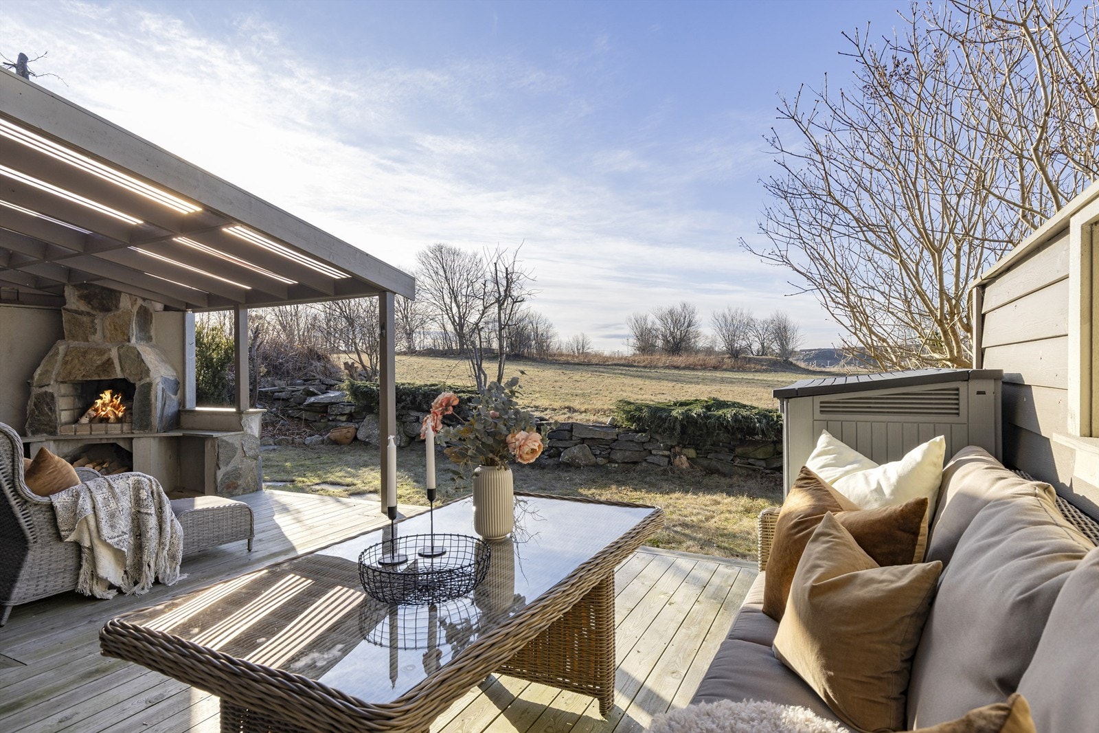 Eiendommen har en landlig beliggenhet med stor terrasse og hage mot et åpent friareal. (Fotograf: Marianne Lyse) Galleribilde