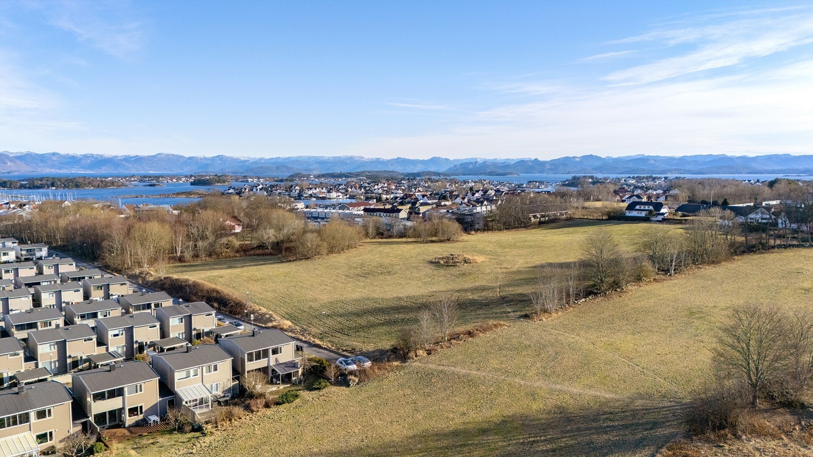 Eiendommen ligger i et familievennlig område på Hundvåg, med nærhet til sjø og natur. Galleribilde