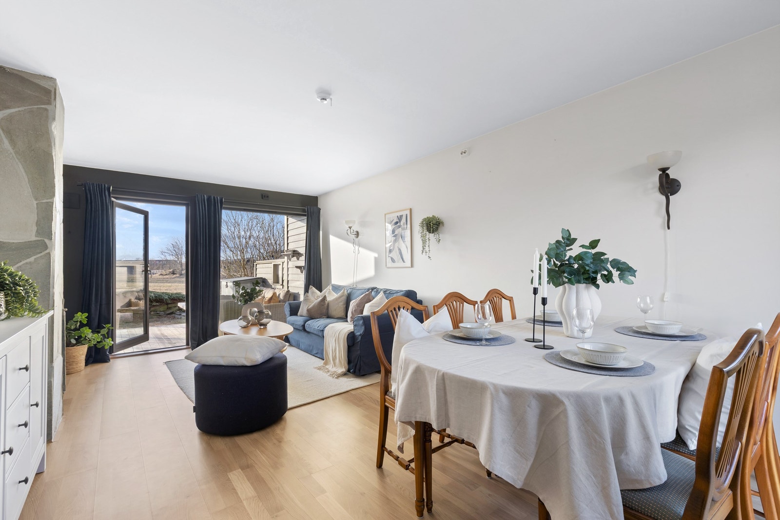 Stue med god plass til både sofagruppe og en egen spiseavdeling. (Fotograf: Marianne Lyse) Galleribilde