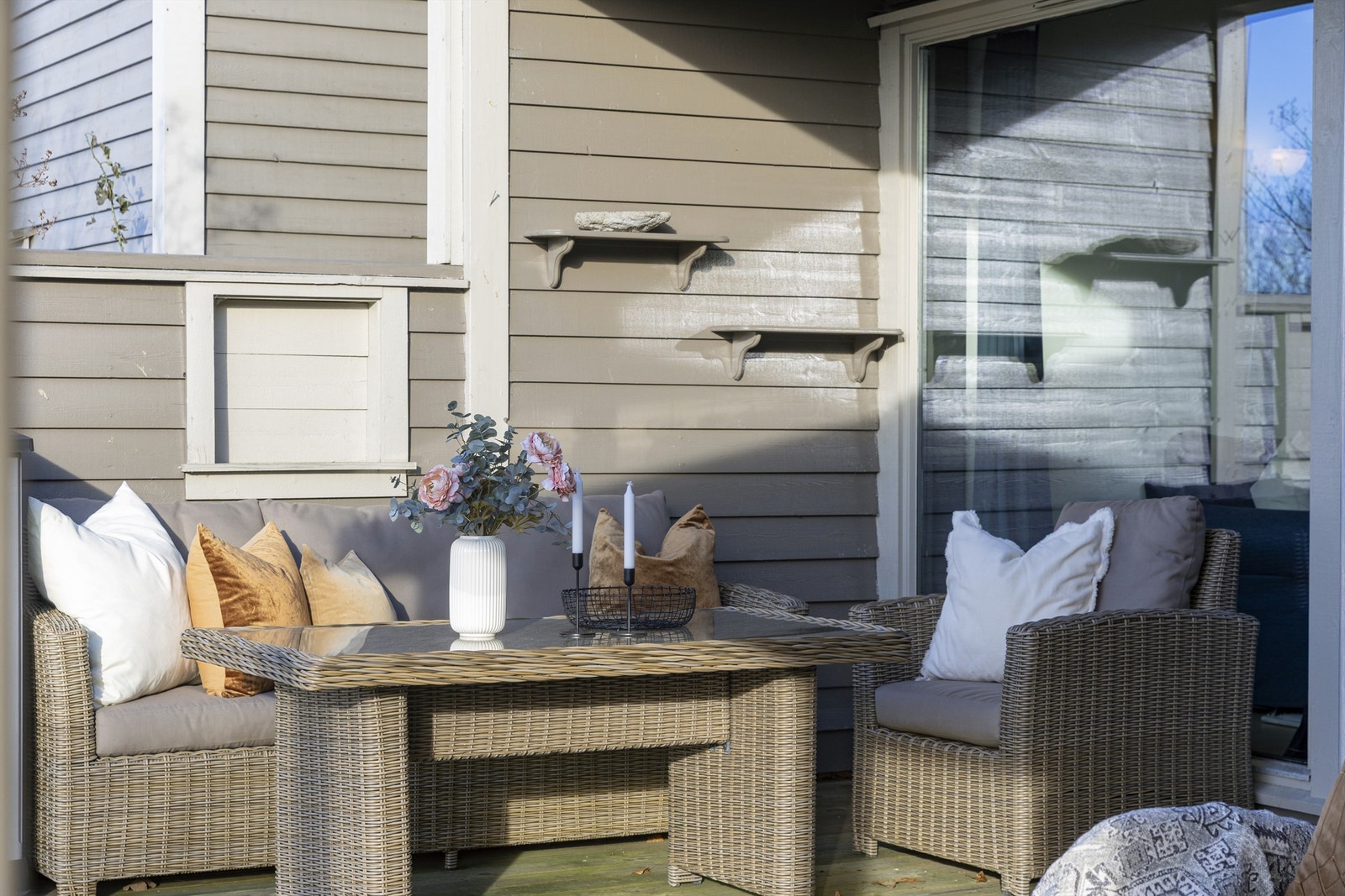 Den romslige terrassen har god plass til ulike sittegrupper. Galleribilde