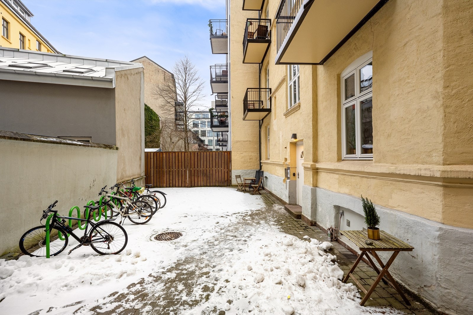 Koselig bakgård med sykkelparkering. Pusset opp av borettslaget i 2020. Galleribilde