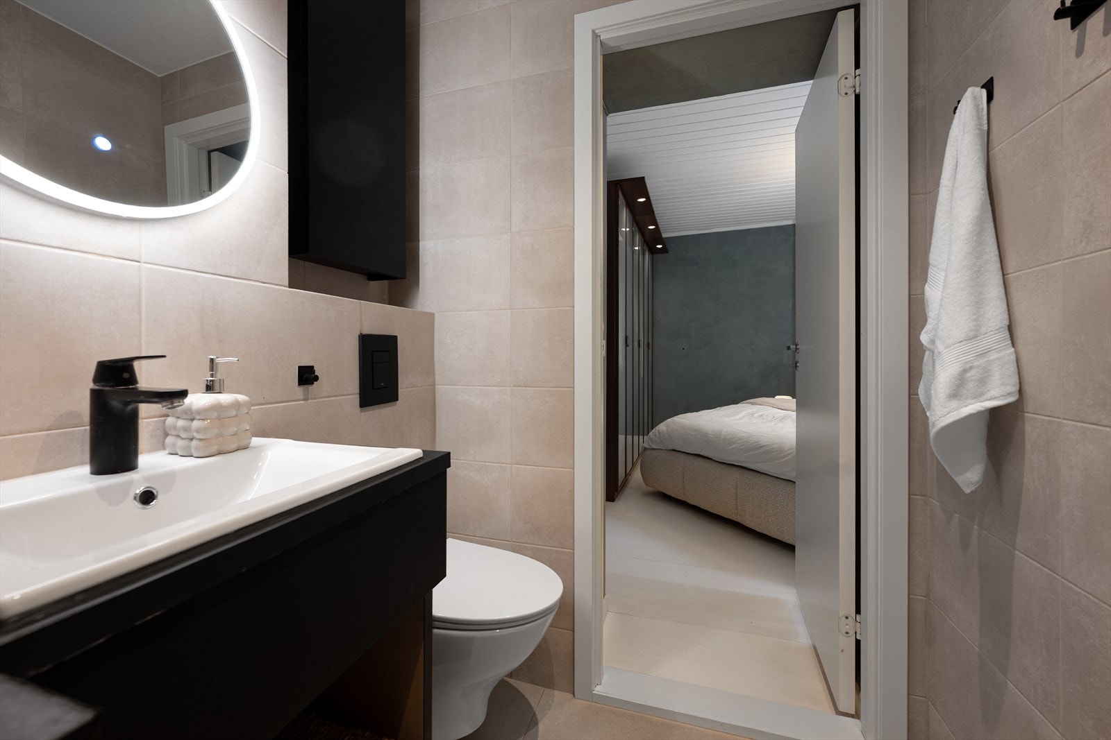 Badet er plassert i tilknytning til soverommet. Galleribilde