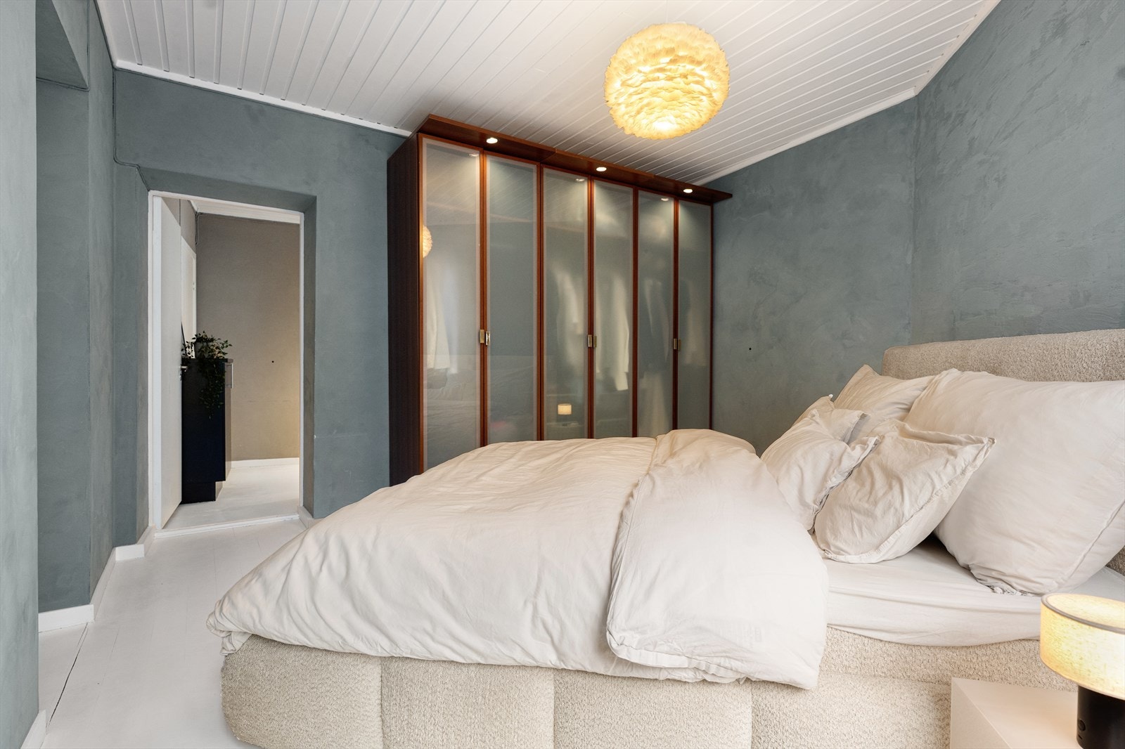 Det er satt inn en stor garderobe som rommer godt med klær og sko. Galleribilde