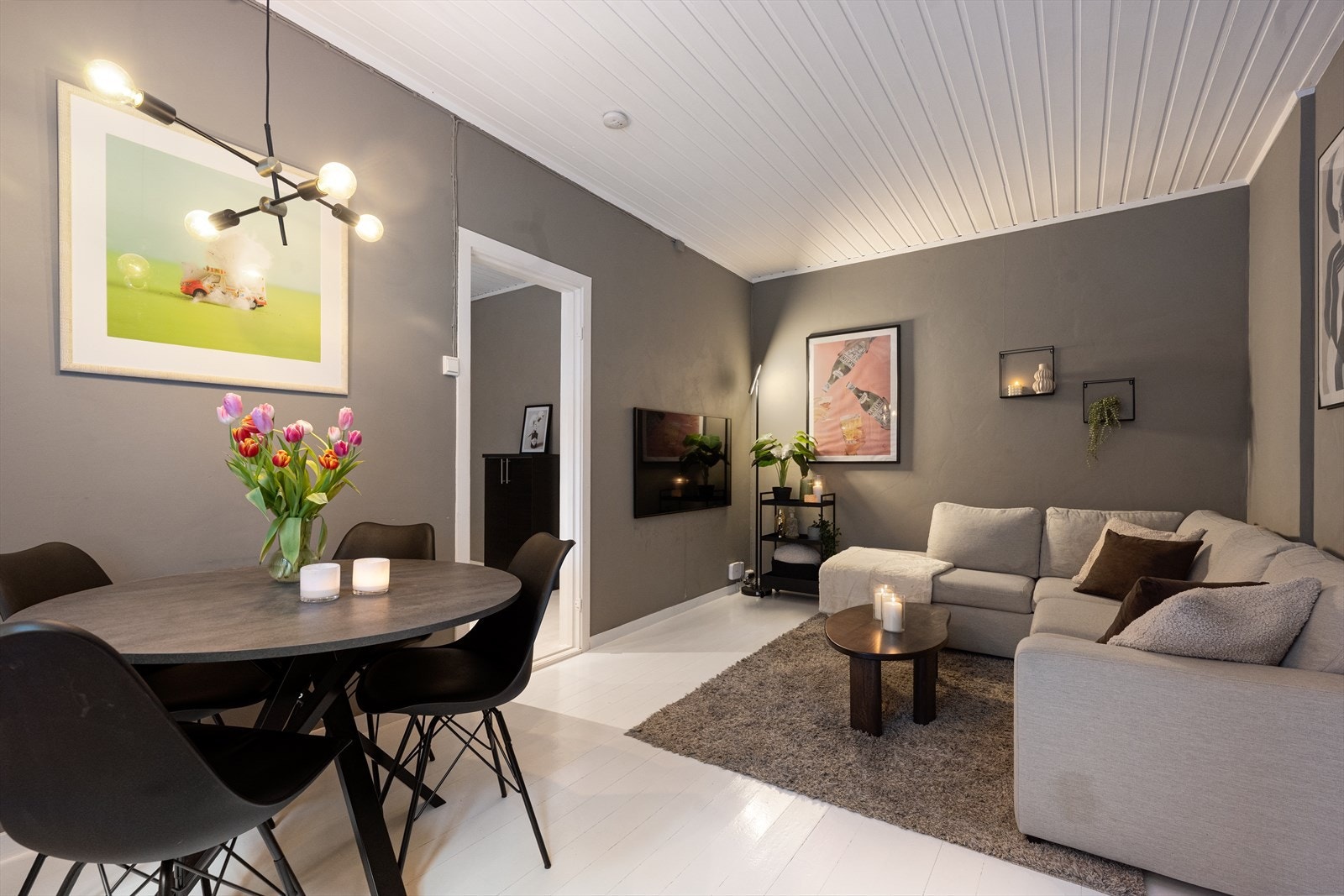 Det er muligheter for å møblere med både sofakrok og spisestue i stuen. Galleribilde