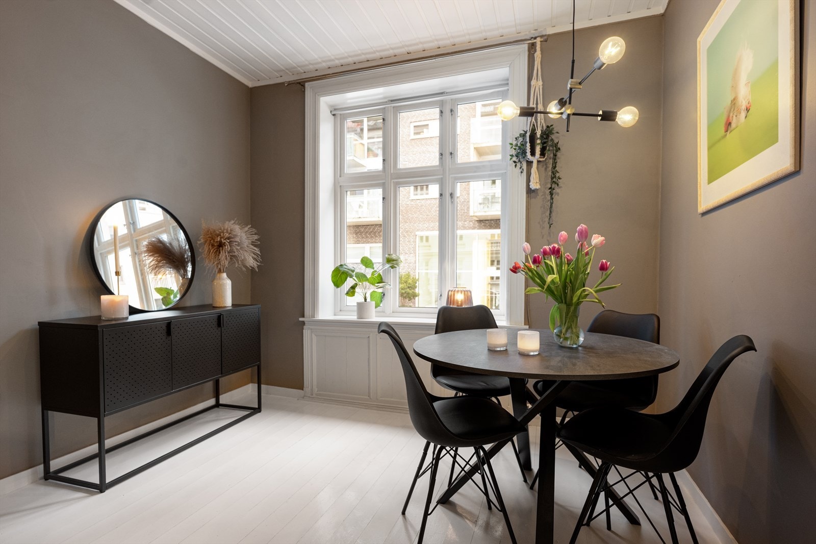 Svært effektiv planløsning gjør at leiligheten føles romslig og det er god plass til møblering. Galleribilde