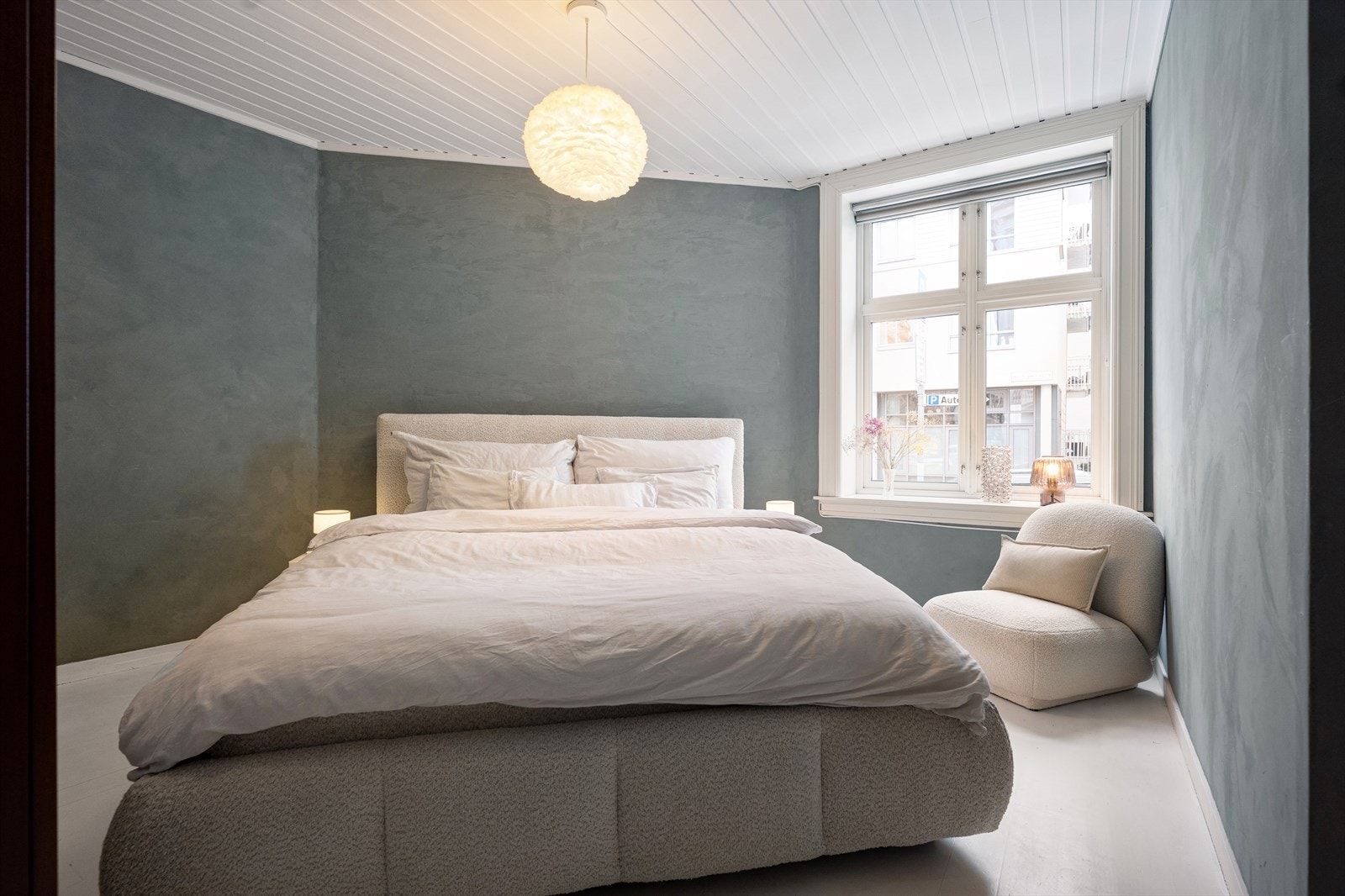 Soverommet er romslig og har god plass til dobbeltseng med tilhørende nattbord, og garderobeskap eller annen møblering. Galleribilde