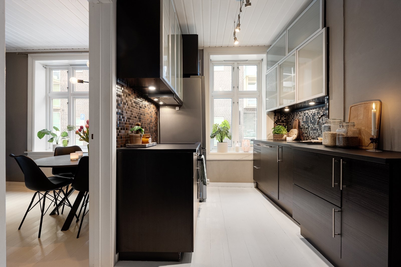 Boligen har separat kjøkken - kjøkkeninnredningen har mørke fronter på underskap og -skuffer og frostet glass i overskap. Galleribilde