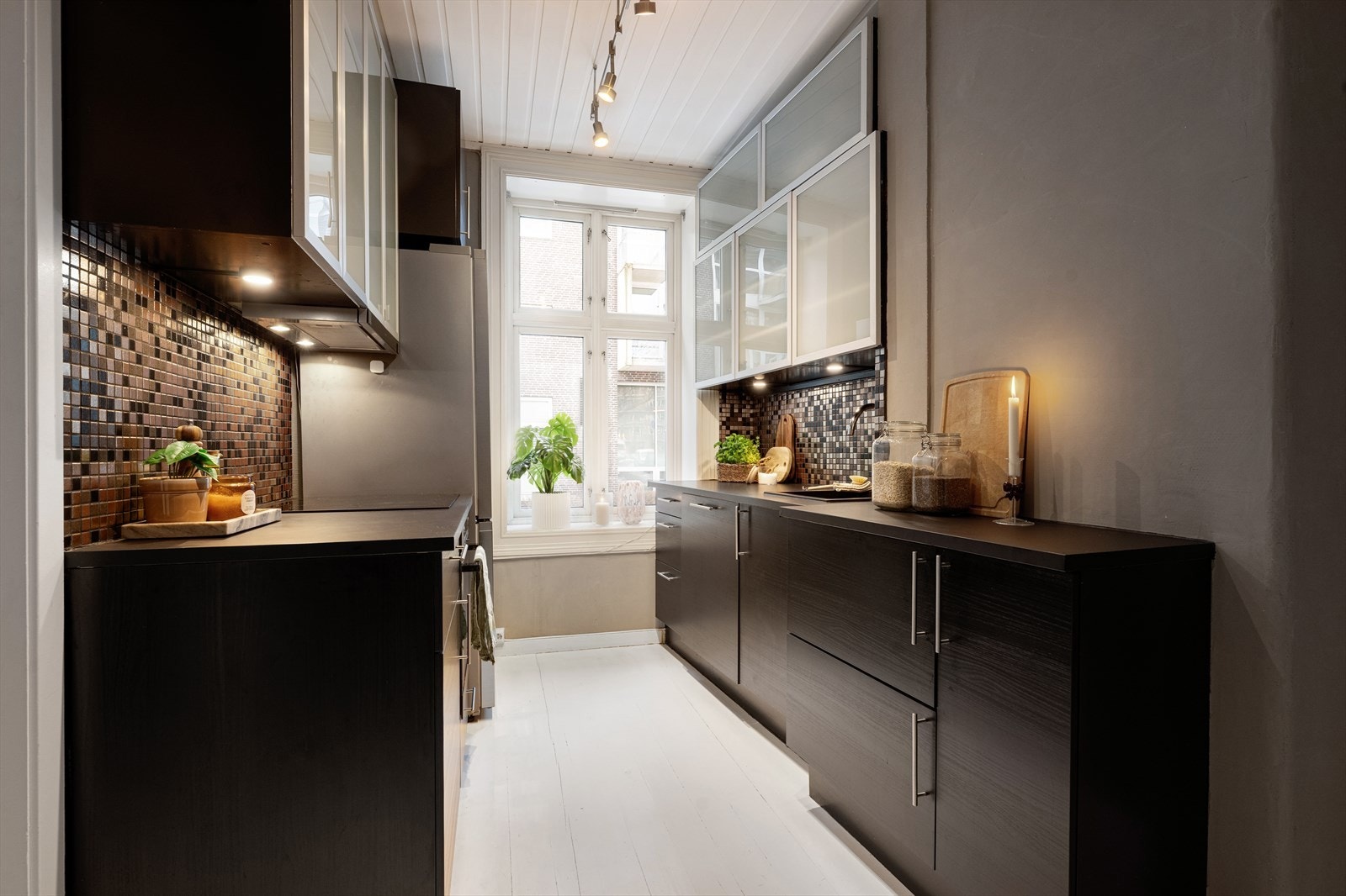 Det er rikelig med skap og skuffeplass på kjøkkenet i tillegg til gode arbeidsflater for den som liker å kokkelere. Galleribilde