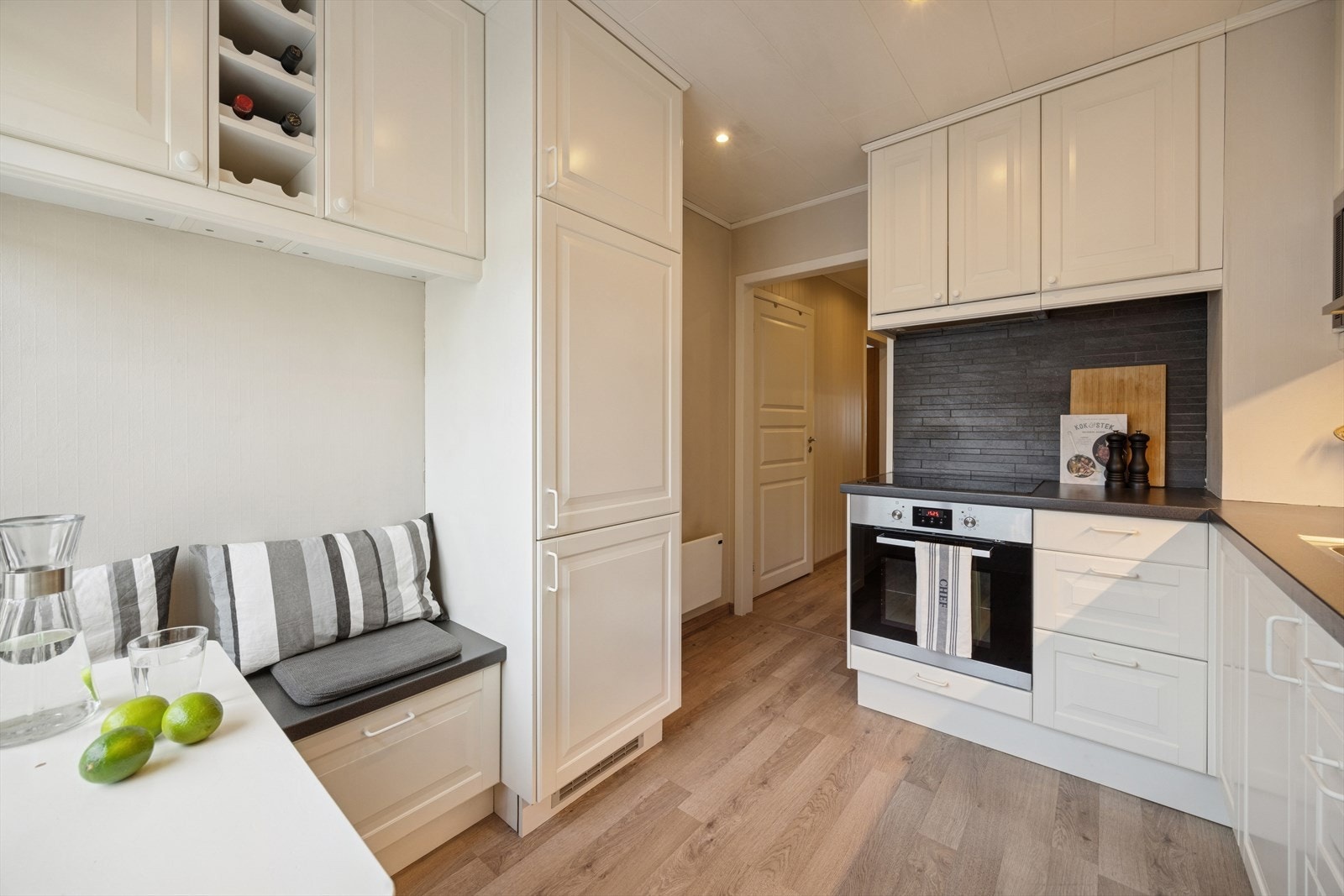 Hvitevarene som er på kjøkkenet medfølger handelen. Galleribilde