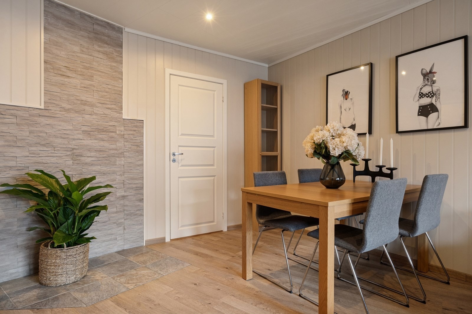 Det er god plass til romslig spisestue! Galleribilde