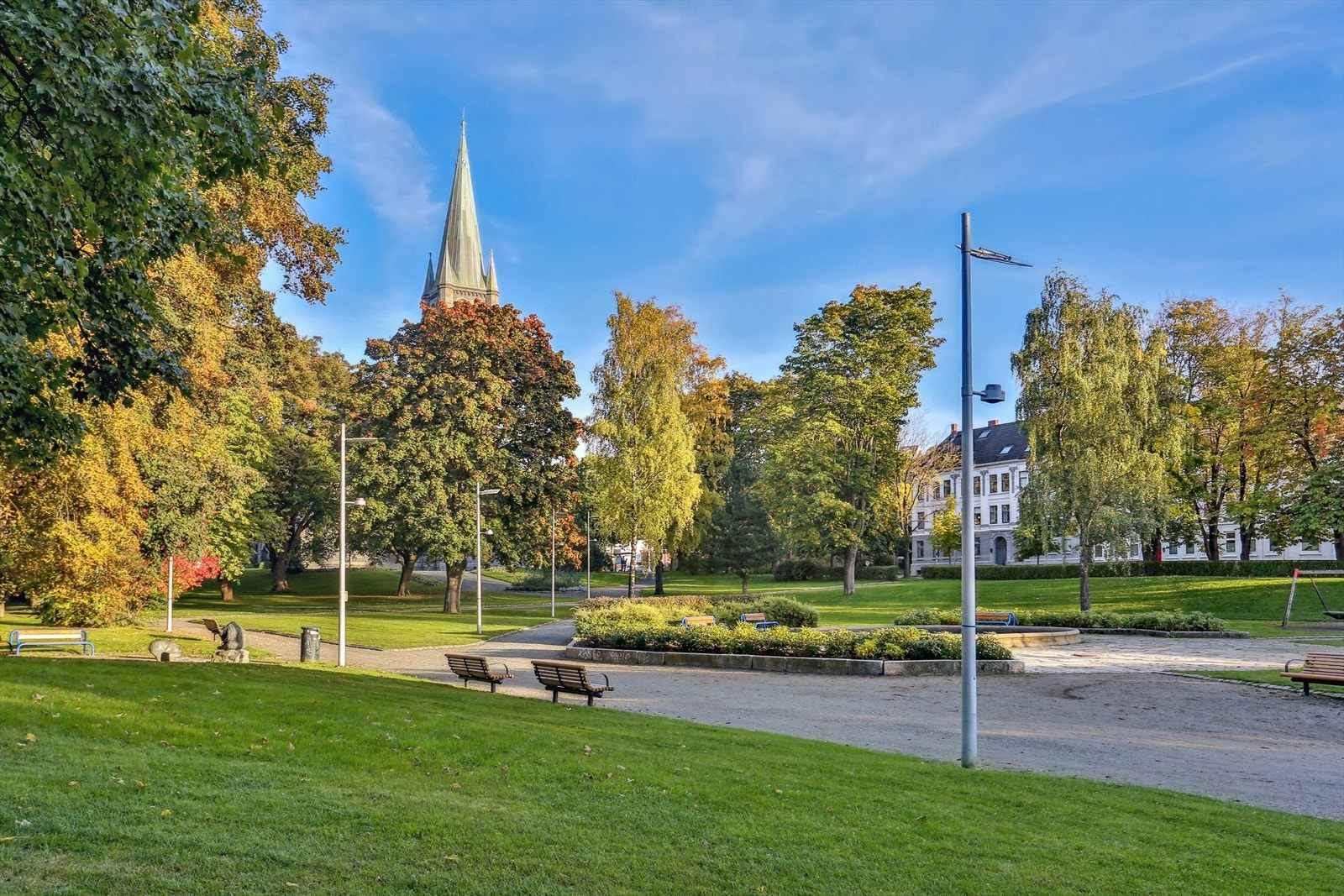 Like i nærheten finner du Lademoparken og flere flotte grøntområder. Nidelva ligger også bare en kort spasertur unna, med populære tur- og gangstier som strekker seg helt til Bakklandet og sentrum. Galleribilde