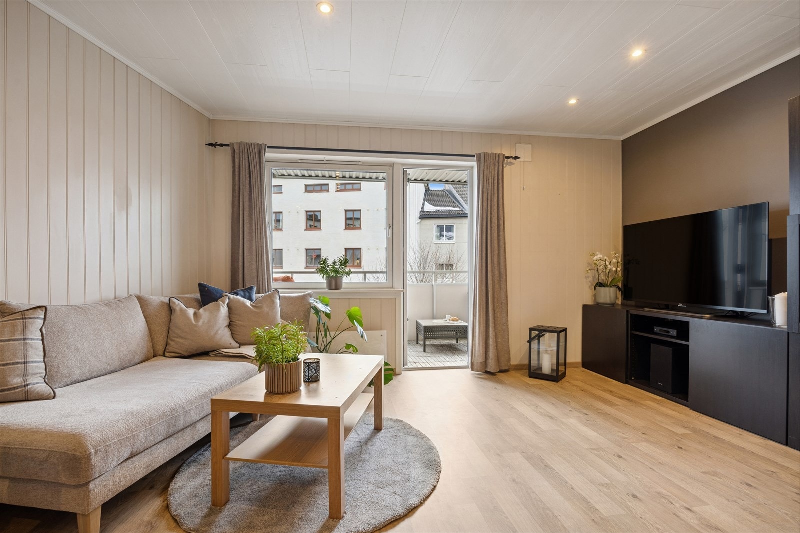 Stue (21 m²): Leilighetens naturlige samlingspunkt. Store vinduer gir rikelig med naturlig lys og en luftig følelse. Galleribilde