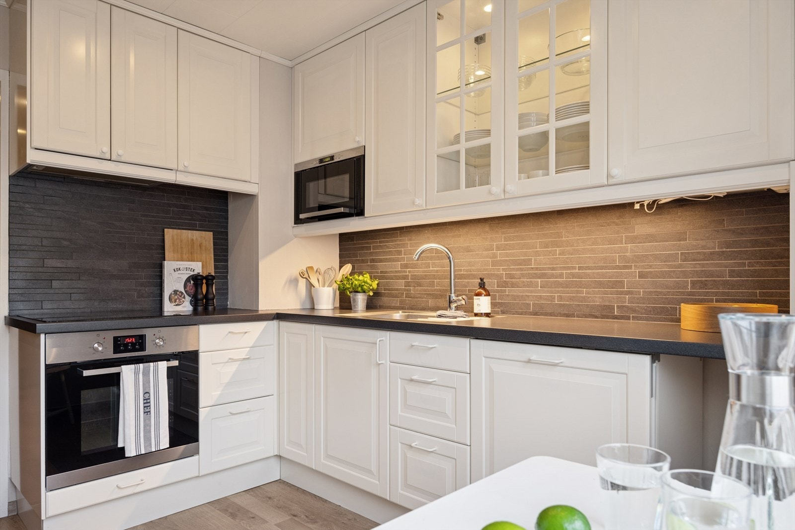 Velholdt kjøkken med effektiv planløsning og gode arbeidsflater. Galleribilde