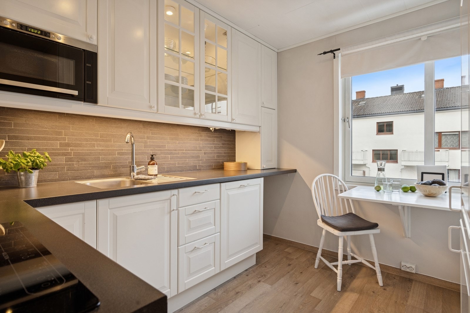 Kjøkken (7,8m²): Plass til mindre spisebord for hyggelige frokoster eller hverdagsmåltider. Galleribilde