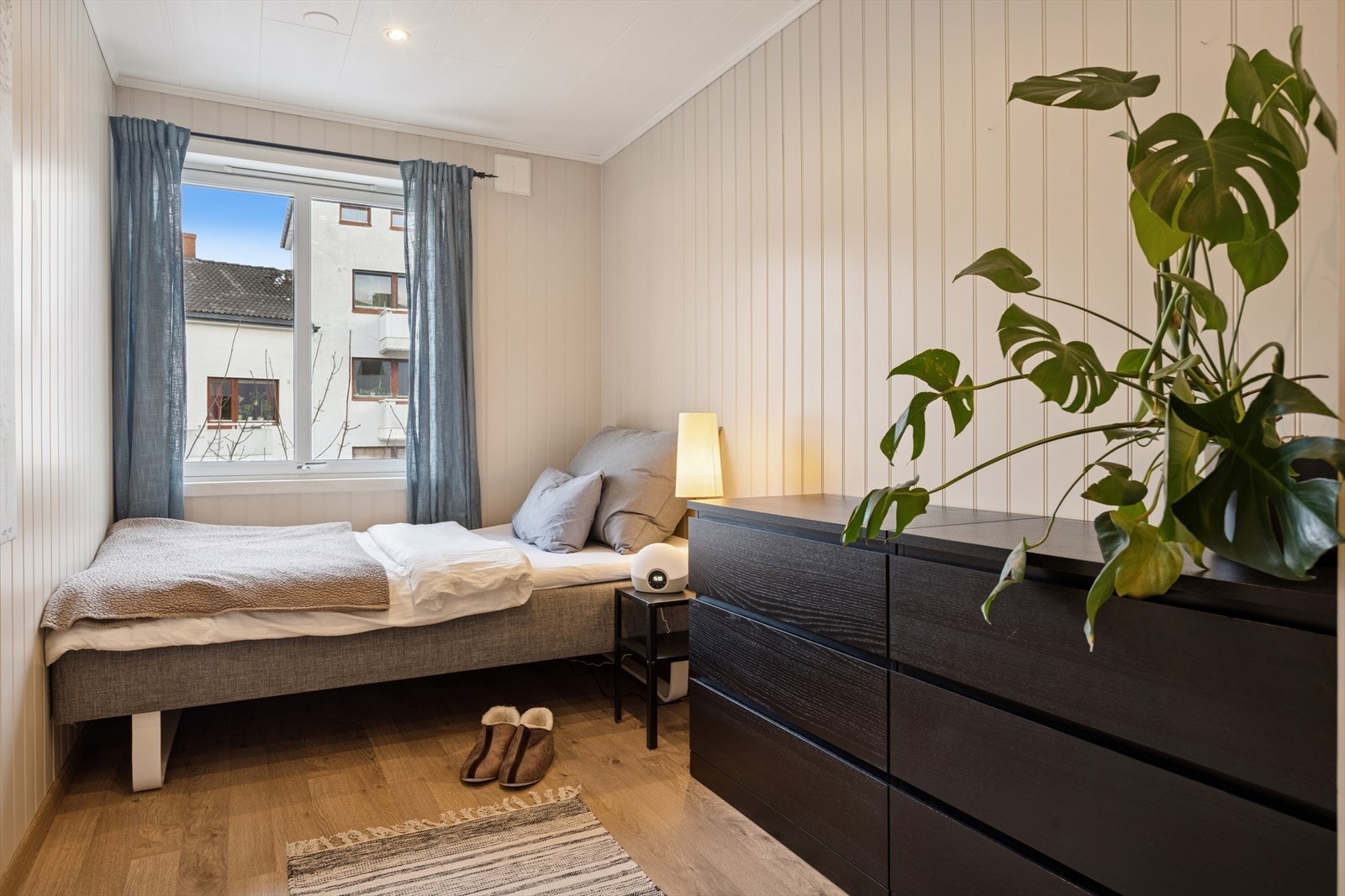 Soverom 2 (9,7m²): Perfekt for gjesterom, barnerom eller hjemmekontor. Galleribilde