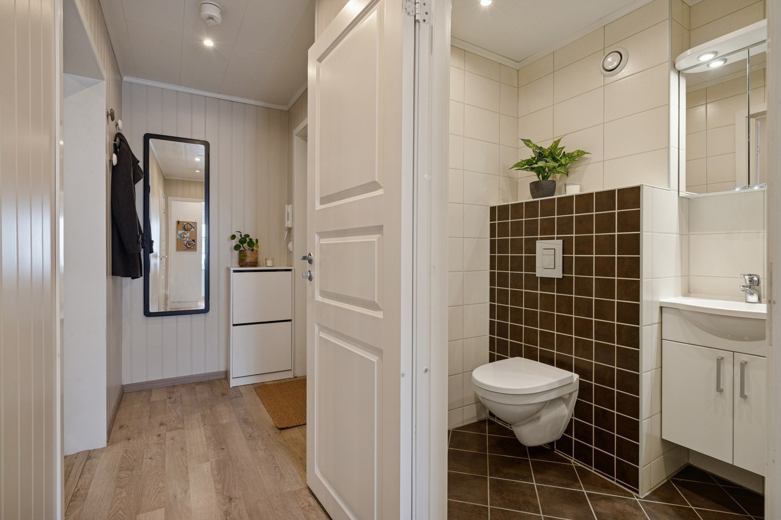 Aksjelaget har 11 egne parkeringsplasser som har lik bruksrett mellom alle 24 andelseierne. Her gjelder førstemann til møllen, og et tiltak for å unngå at andre ikke opptar parkeringene får de i aksjelaget hvert sitt parkeringsolbat. Galleribilde