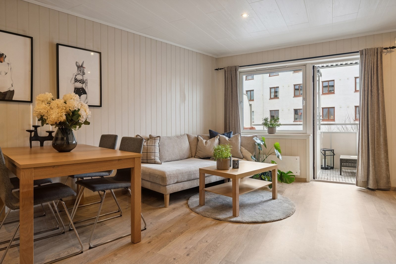 Det er plass til både sofakrok og spisebord. Utgang til sørvestvendt balkong på 7 m², med god plass til utemøbler og blomsterkasser. Galleribilde