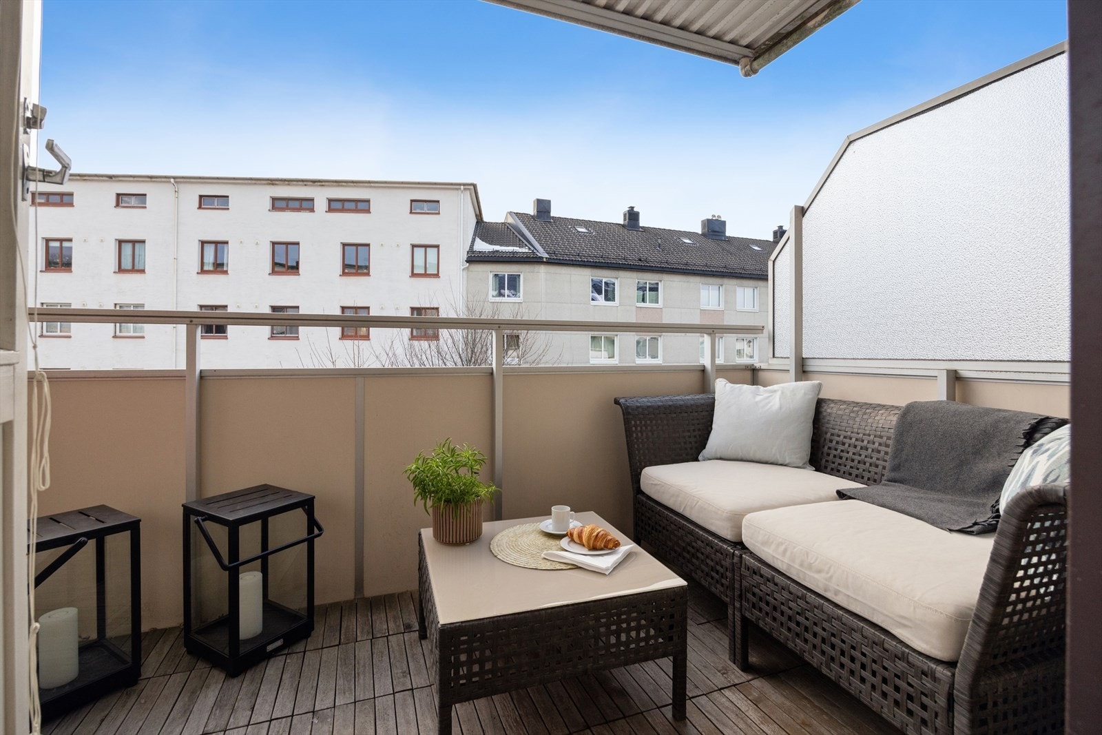 Leiligheten ligger i en 3. etasje, som gir gode lysforhold og skjerming mot innsyn. Den har et bruksareal (BRA-i) på 61 m², og det følger med boder i kjeller og på loft på totalt 7 m². Galleribilde