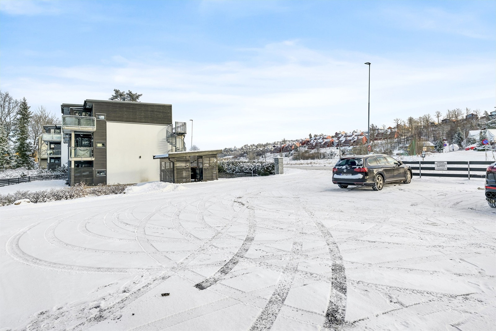 Gjesteparkering for besøkende til borettslaget ved siden av bygget. Galleribilde