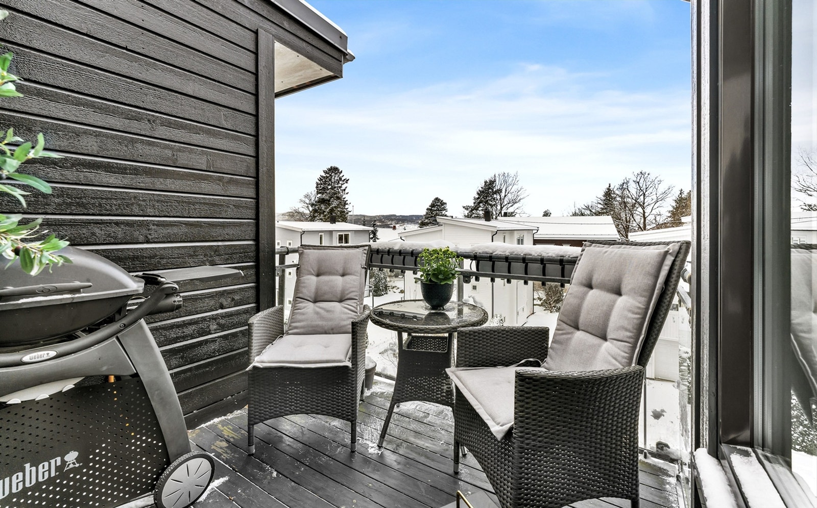 Her kan en nyte flotte vår og sommerdager med fine solforhold fra ca. kl.14 til utover kvelden.
Balkongkasser på bilder er fjernet. Galleribilde