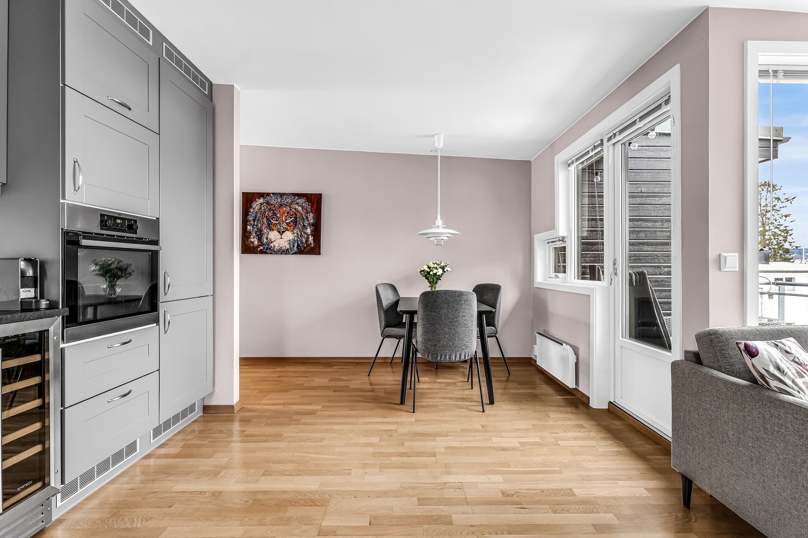 Den åpne stue- og kjøkkenløsningen skaper en sosial atmosfære og er enkel å innrede i ulike soner. Galleribilde