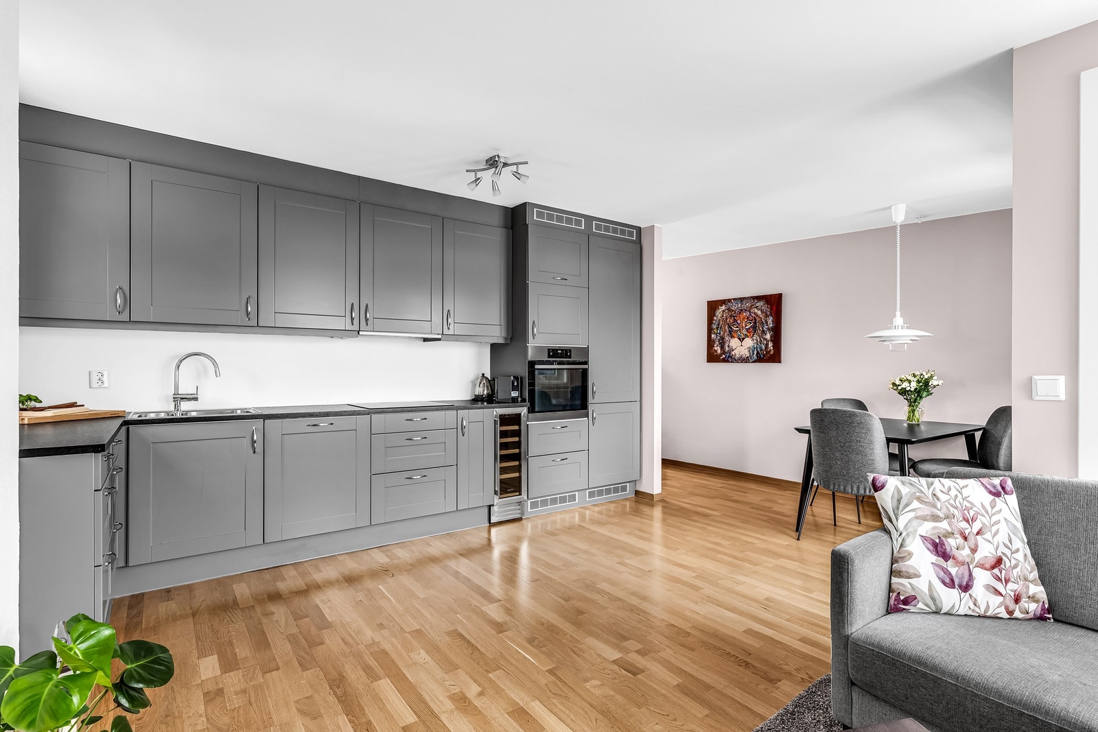 Leiligheten ligger i et velholdt borettslag med kort avstand til dagligvarebutikker, offentlig kommunikasjon, friluftsområdet samt et stort utvalg av servicetilbud og fritidsfasiliteter. Foto: Isnitt. Galleribilde