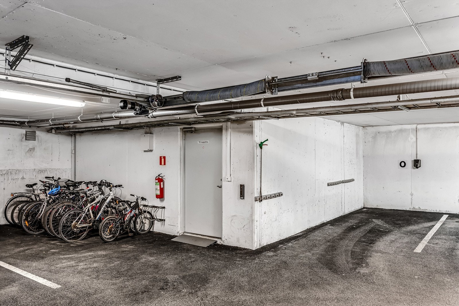 Leiligheten disponerer en parkeringsplass (merket bokstaven O) beliggende i felles parkeringskjeller. Enkel adkomst med heis ned til både garasje og bod. Galleribilde