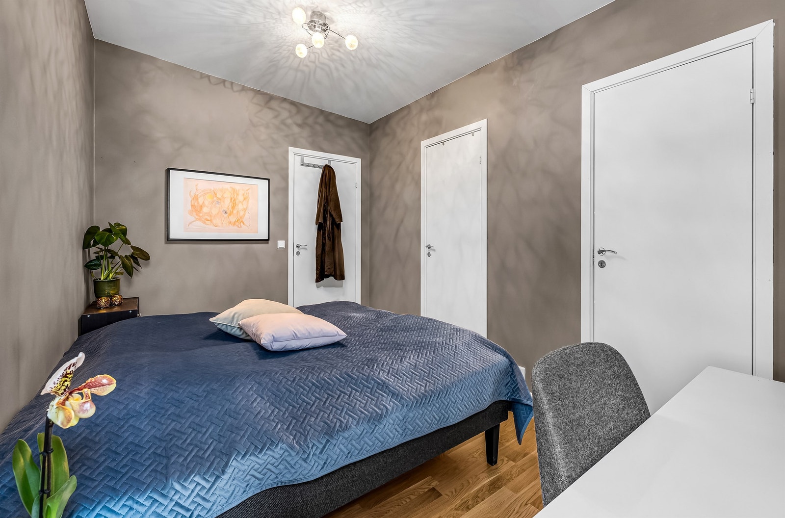 I tilknytning til soverommet er et praktisk omkledningsrom. Galleribilde