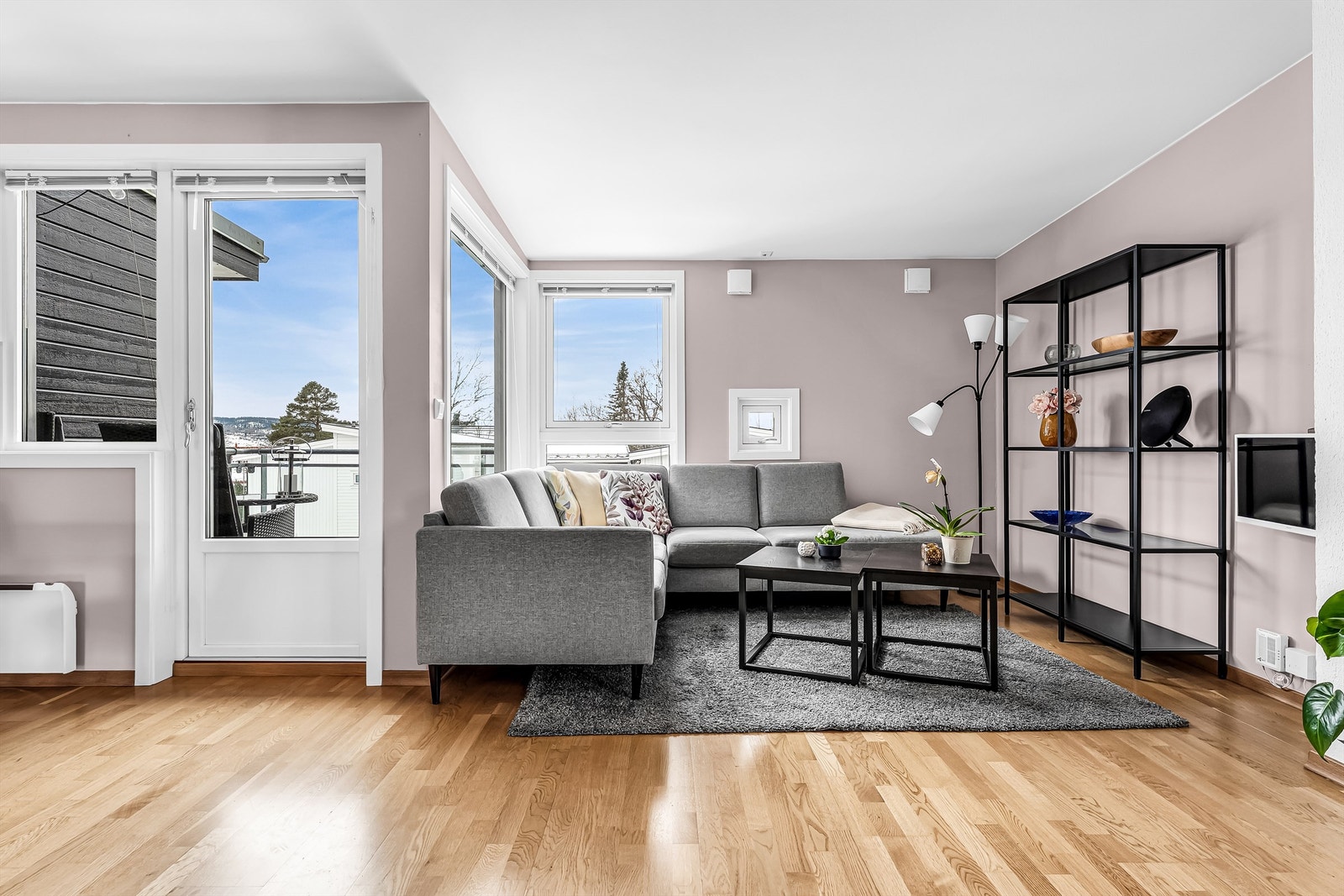 Dette er en velholdt og delikat 2-roms hjørneleilighet fra 2008 med god planløsning og fine fasiliteter. Foto: Isnitt. Galleribilde