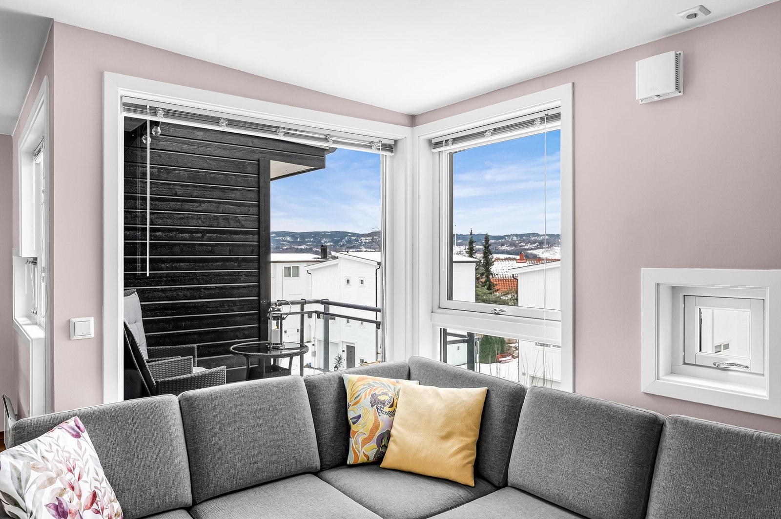 Fra stuen har man direkte adkomst til leilighetens balkong. Galleribilde