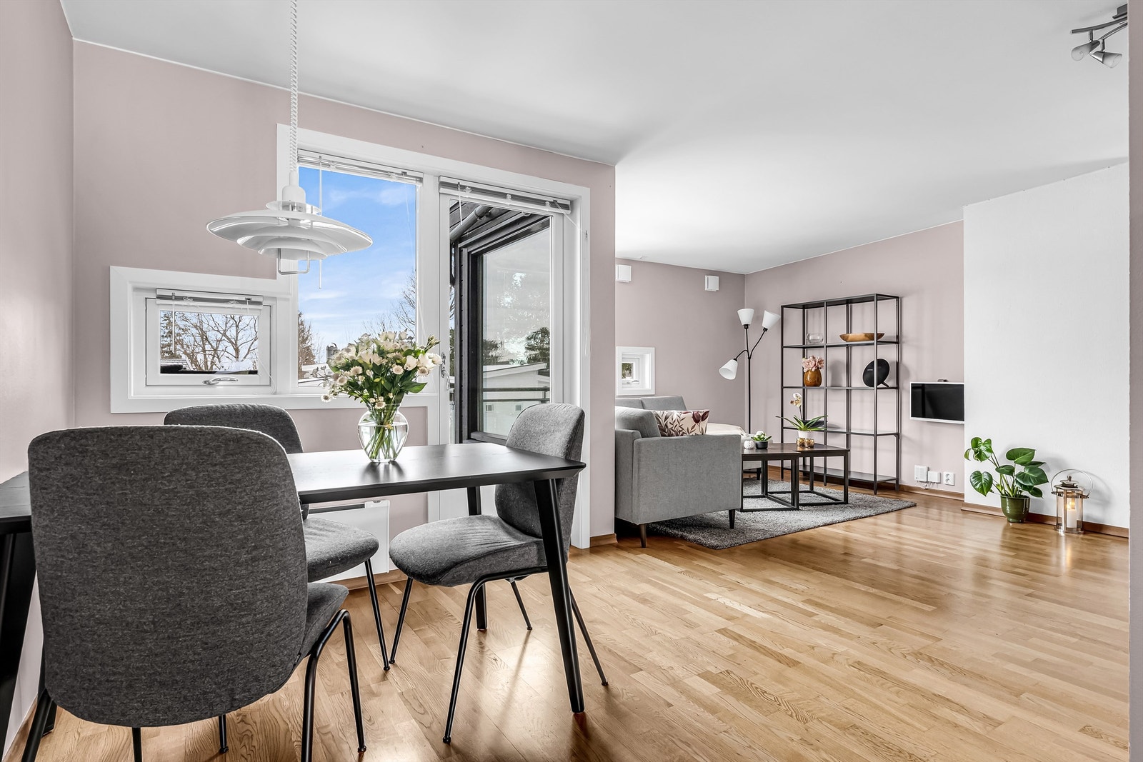 Her er det god plass til en stor spisegruppe hvor man kan invitere venner og familie. Galleribilde