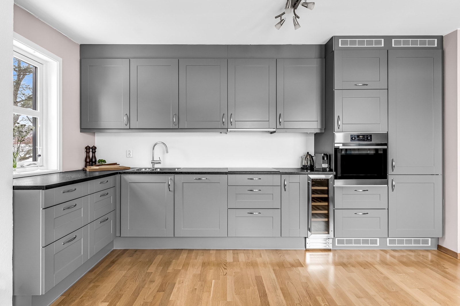 Kjøkkenet er utstyrt med integrert stekeovn, platetopp, oppvaskmaskin(ny 2023), vinskap og kjøleskap med frysedel. Galleribilde