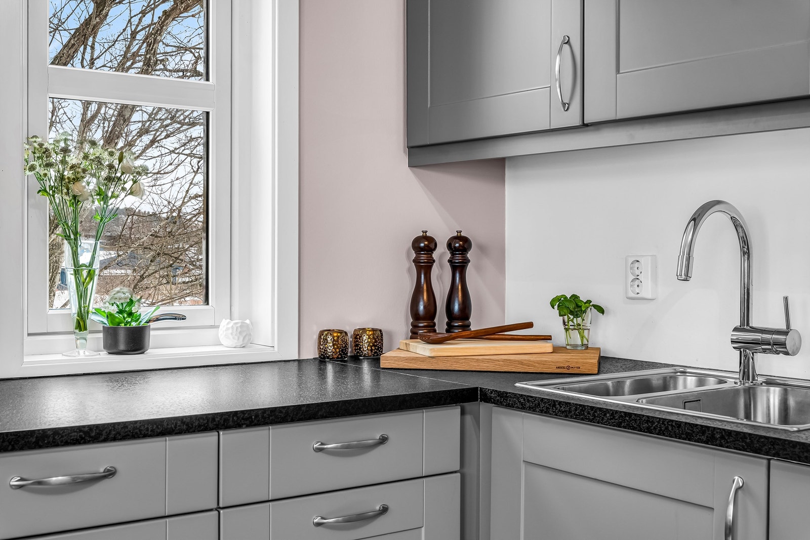 Dette er et kjøkken med rikelig skap- og benkeplass. Galleribilde