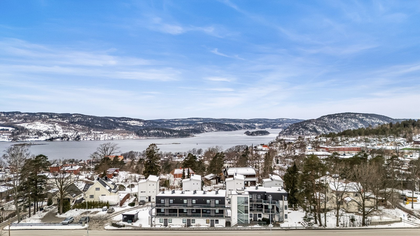 Leiligheten ligger idyllisk til på Sogsti. Et populært boligområde rett utenfor Drøbak sentrum. Her bor du med kort vei til sentrum, dagligvarebutikker, badestrender og båthavn. Galleribilde