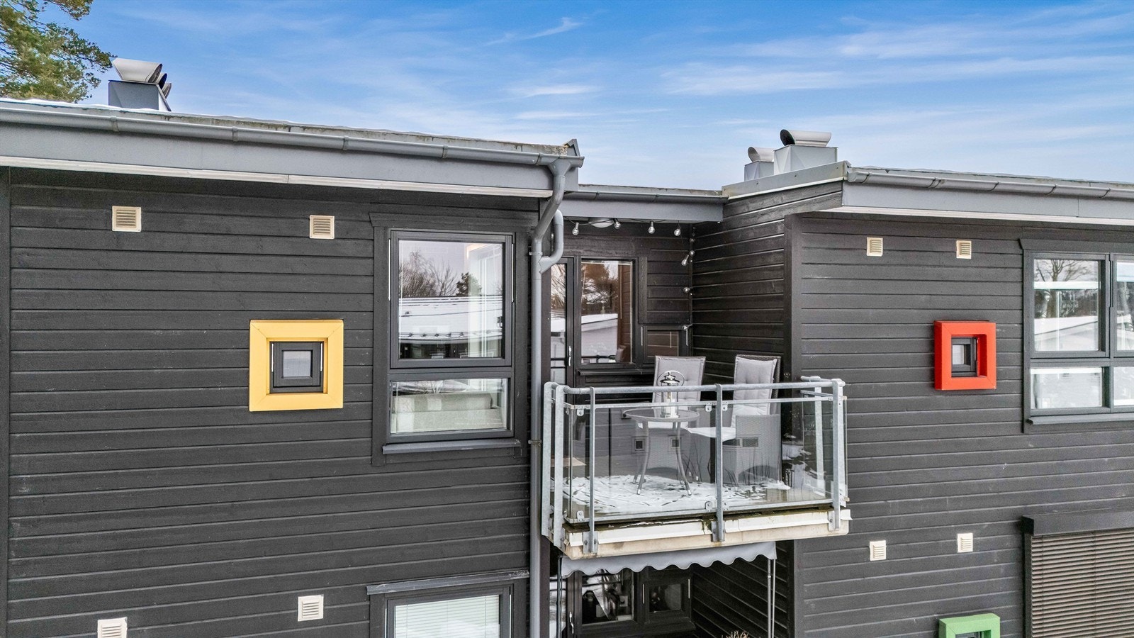 Topp- og hjørneleilighet med vinduer på tre sider som bidrar til en lys og romslig følelse. Galleribilde