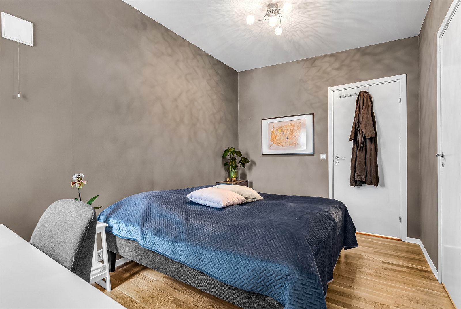 Rommet er holdt i en rolig og behagelig nyanse - perfekt for soverommet. Galleribilde